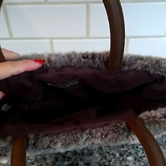 Bath and Bodyworks Weaved Furry Hand Bag. - Picture 6 of 7